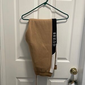 Guess men’s joggers set